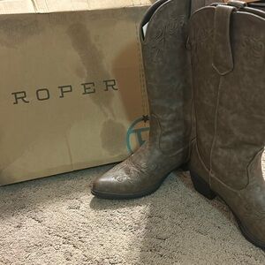 Women's Roper cowgirl boots with embroidery.